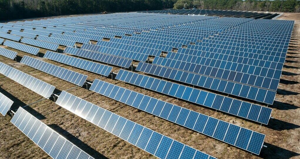 Cómo ahorrar electricidad con paneles solares en Panamá