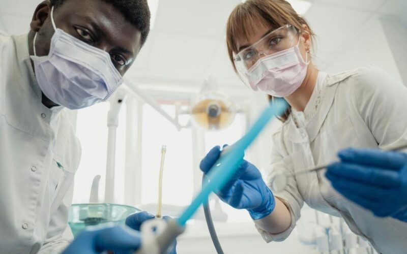 Logística hospitalaria eficiente con tecnología avanzada