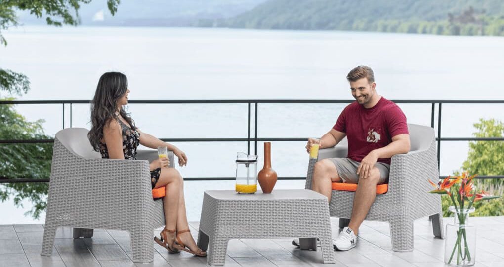 Variedad de colores y estilos en muebles de plástico en República Dominicana