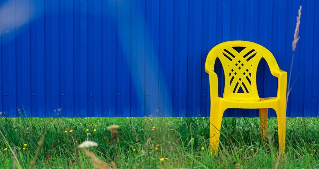 Decoración versátil con sillas plásticas en Chile